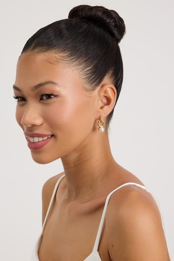 Arda Gold Pearl Doorknocker Earrings - thumbnail 4