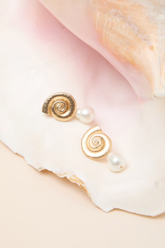Hazelly Gold Pearl Seashell Earrings 2