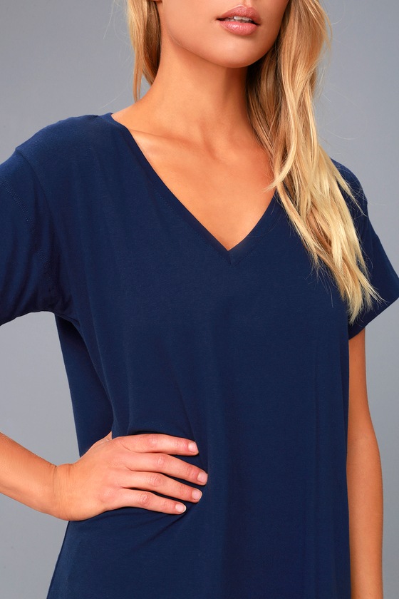 navy t shirt outfit