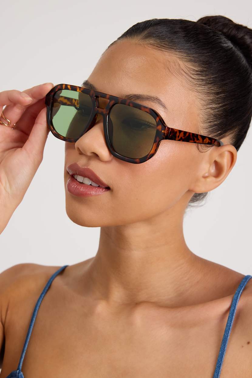 NWOT Tortoiseshell Aviator Sunglasses in Crazy Tortoiseshell Tortoiseshell Aviator Sunglasses Brown Lens - URBANE MUSE  main image 4