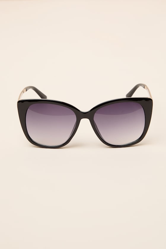 Traya Black Oversized Square Sunglasses 2
