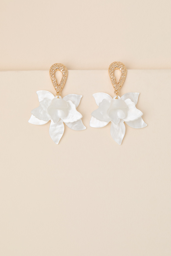 Permelia White Flower Statement Earrings - thumbnail 3