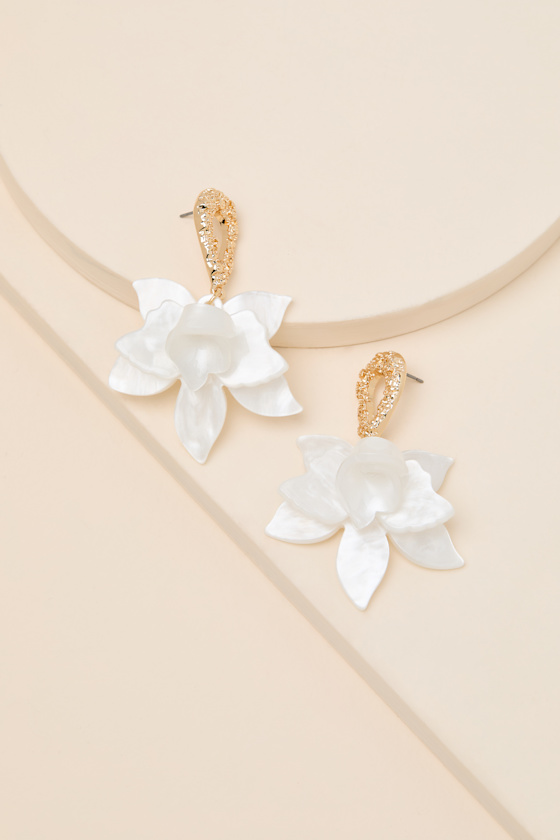 Permelia White Flower Statement Earrings 5