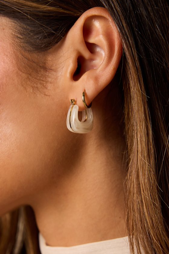 Jayce Beige Marbled Hoop Earrings - thumbnail 3