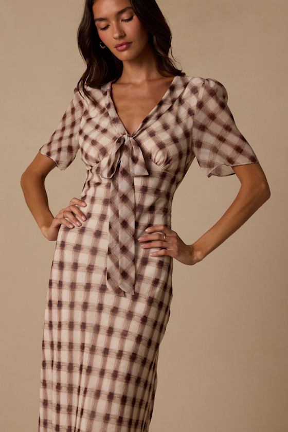CD9528: IVORY/ MOCHA/ DK MUAVE RED 1