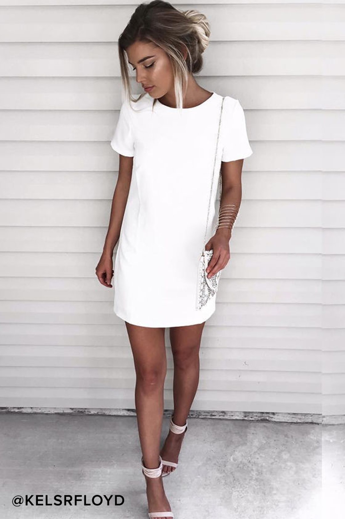 До белого коленя. Белое платье. Платье белое прямое короткое. Стильное белое платье. Белое платье короткое летнее.