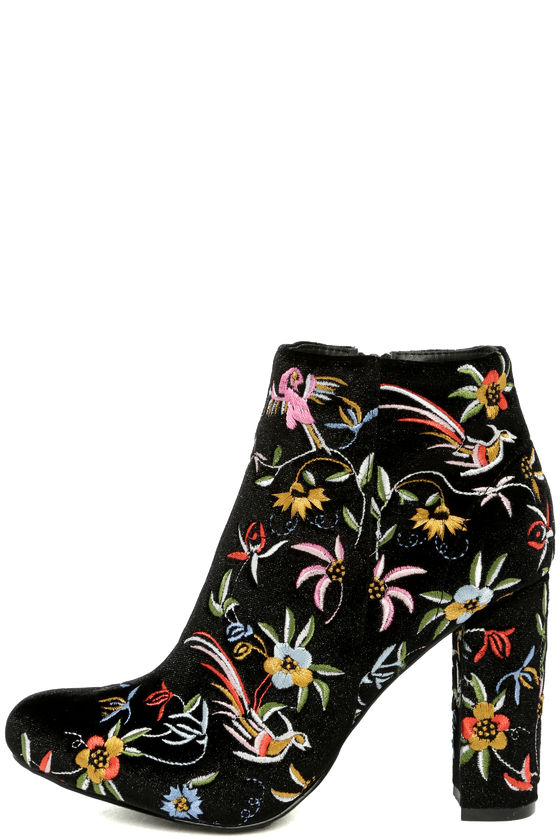 Quetzal Black Velvet Embroidered Ankle Booties 9