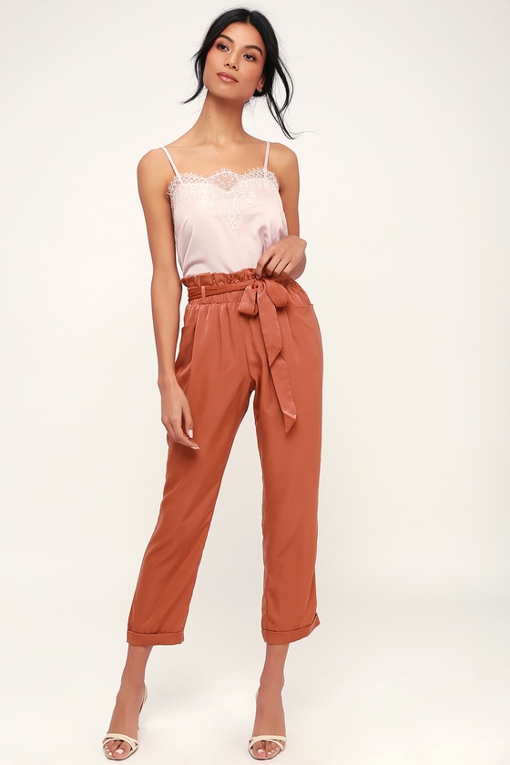 15 High Waisted Tie Pants That Are Flattering For Every Body Type #HightWaistedJeans #HighWaistedTiePants #PaperBagPants #PaperBagPantsOutfit #HighWaistedPantsOutfit