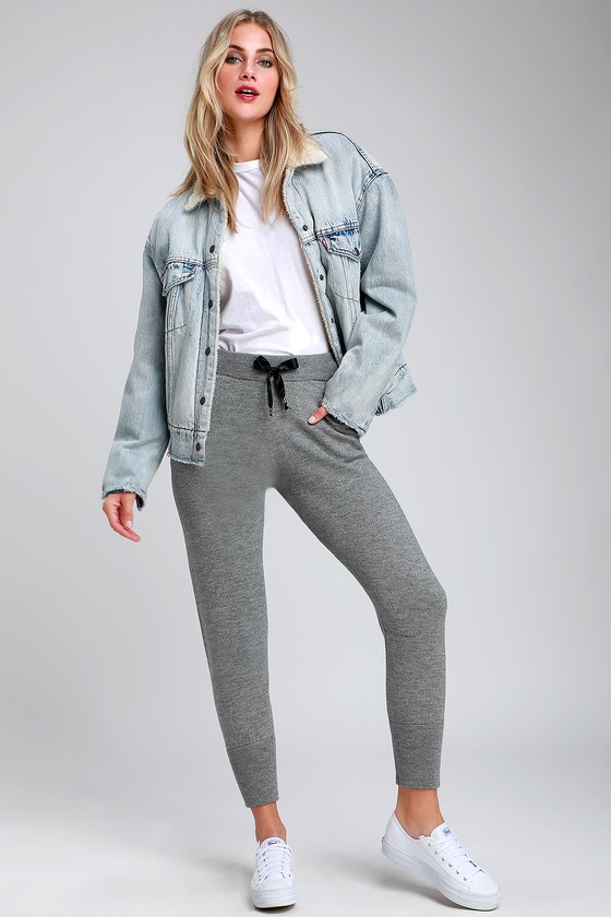 grey jogger pants outfit