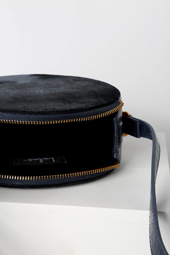Round Of Applause Slate Blue Velvet Circle Purse 4