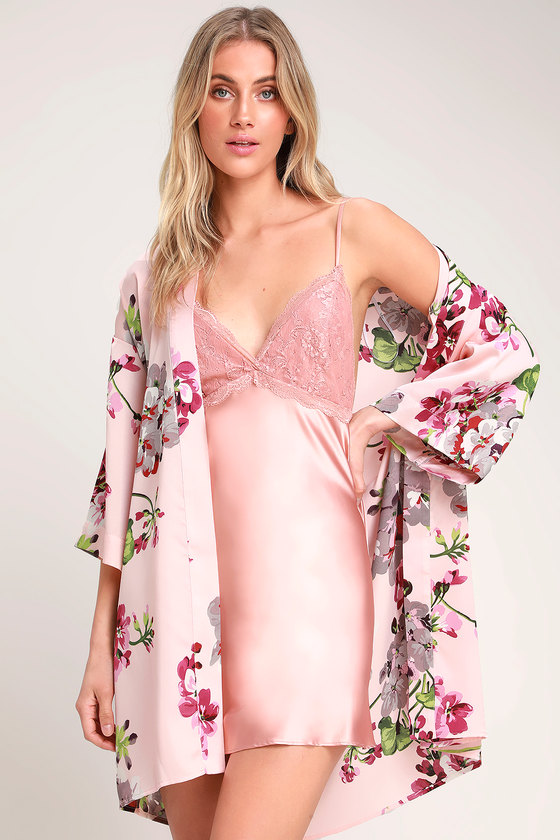 Kimmay shares robes to wear indoors and out & about in this Hurray Kimmay blog including this gorgeous pink satin robe from Lulus which can add some glamour to your beach day!