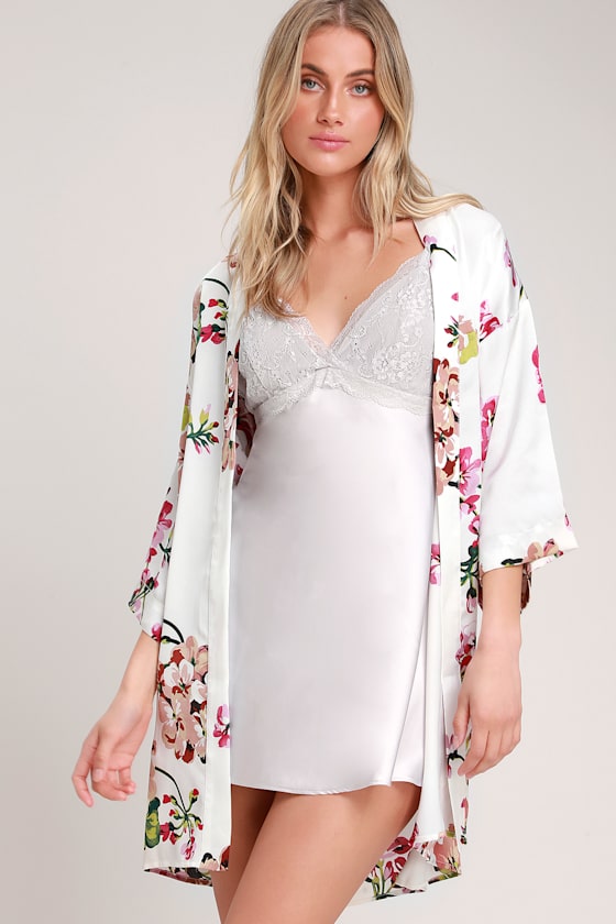 Catch a Star Ivory Floral Print Satin Short Robe 9