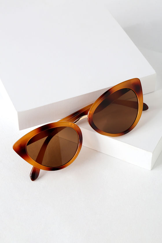 Swerve Tortoise Cat-Eye Sunglasses 1