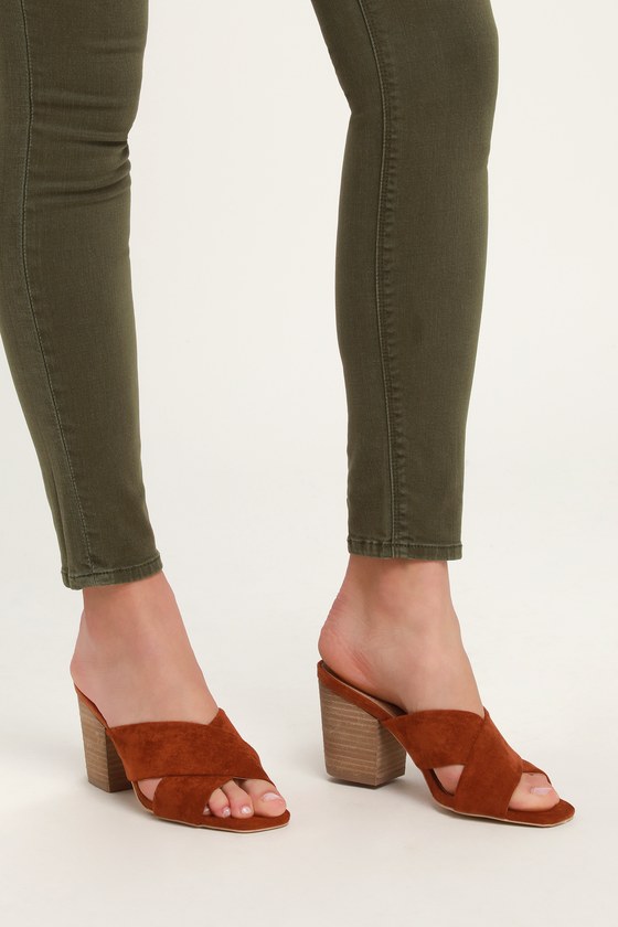block heel closed toe mules