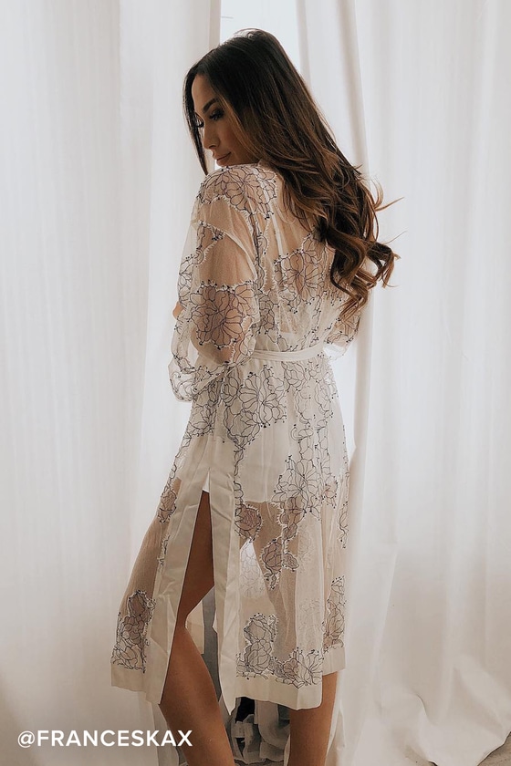 This sheer lace robe from Lulus is a perfect date night addition. More robes to wear indoors and out & about on the Hurray Kimmay blog!