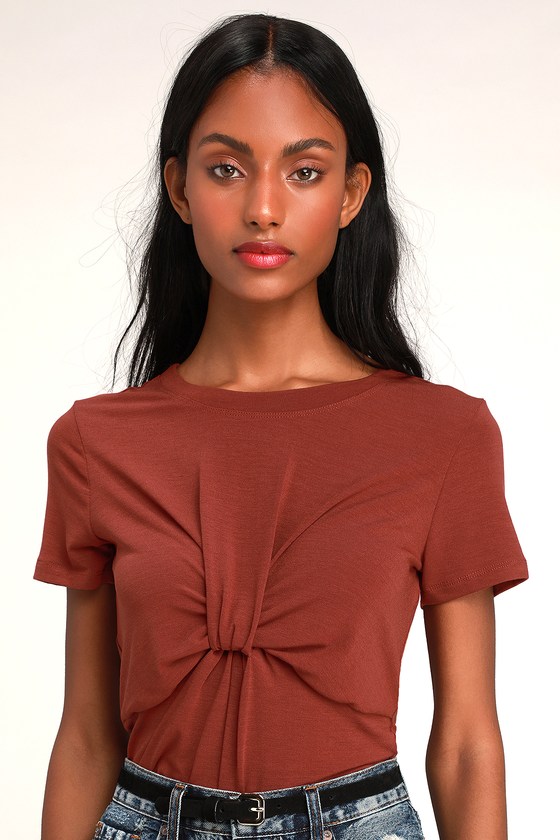 brick red tshirt