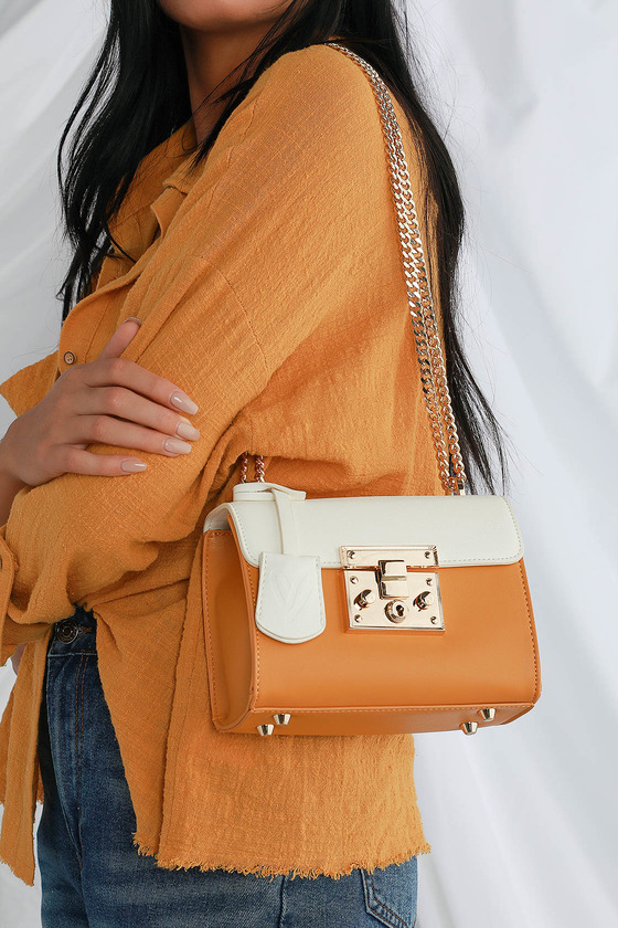 mustard purse outfit