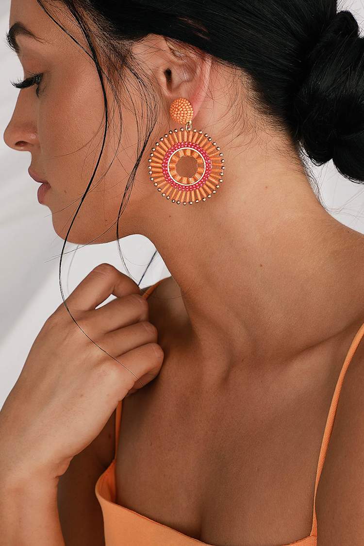 orange dress earrings Orange outfit ko ek fresh twist do with these stunning earring combos! From classic ivory to bold multicolour, heres how to mix and match for that perfect contrast. Which ones your fave? , THE