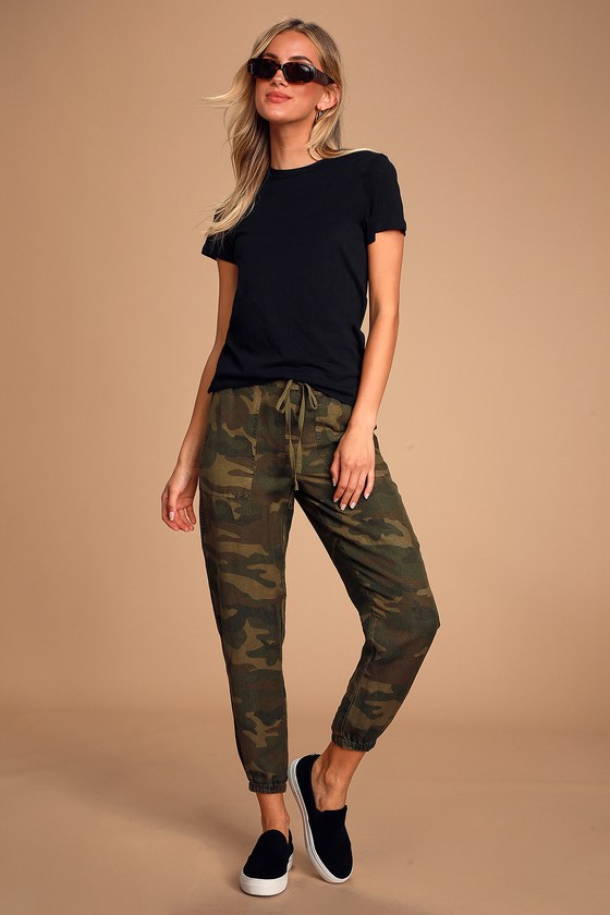outfits with camo joggers