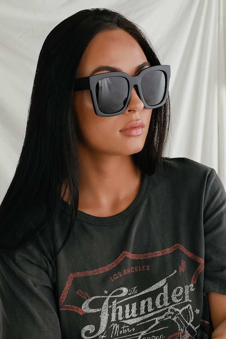 Chic Black Oversized Sunglasses The Gigi main image 3