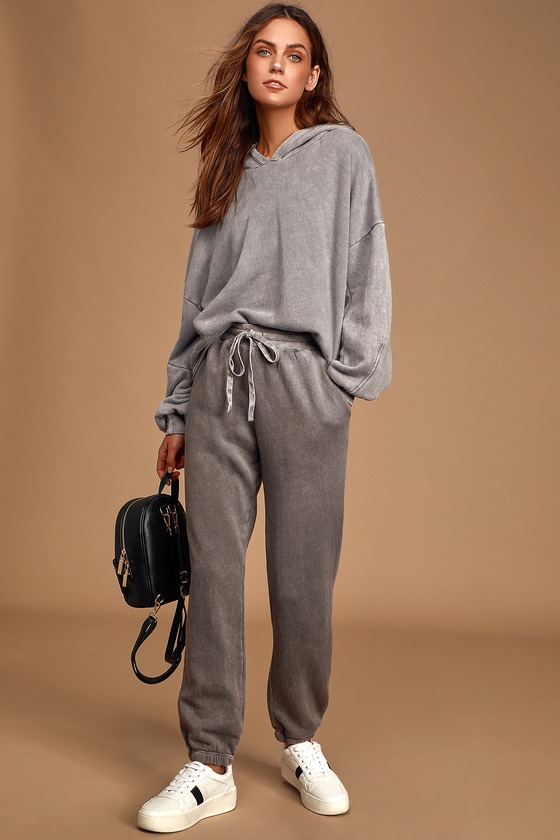 tops to wear with grey joggers