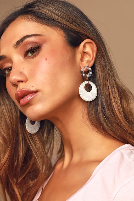 Jewel for You White Resin Statement Earrings 1