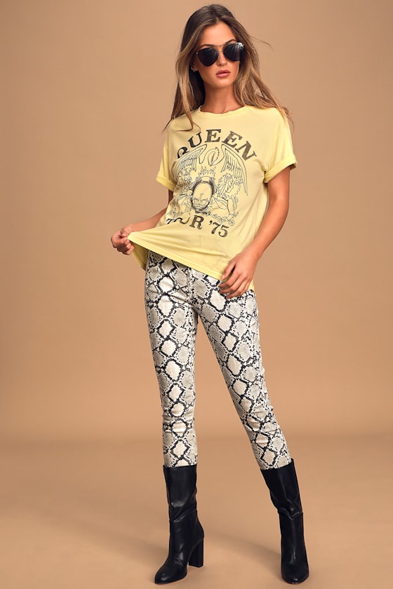 Daydreamer - Queen World Tour 1977 Graphic Tee Light Blue Acid Wash