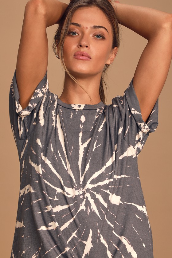 charcoal gray tee shirt