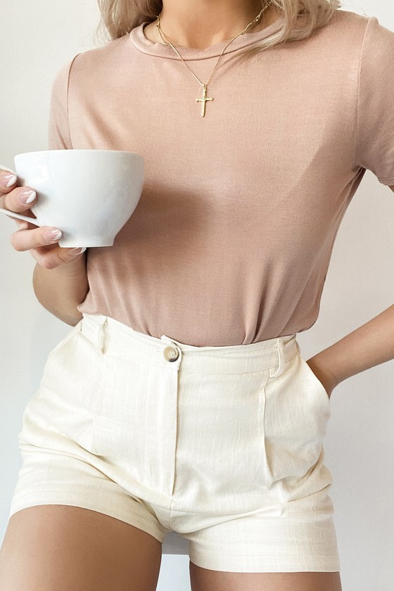 outfits with cream shorts
