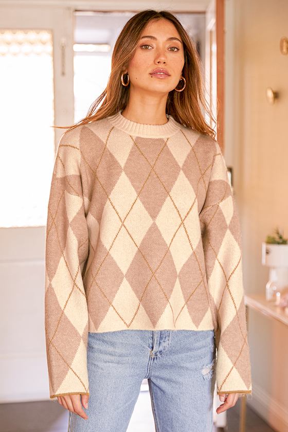 Argyle diamonds crossed by fine diagonal lines.