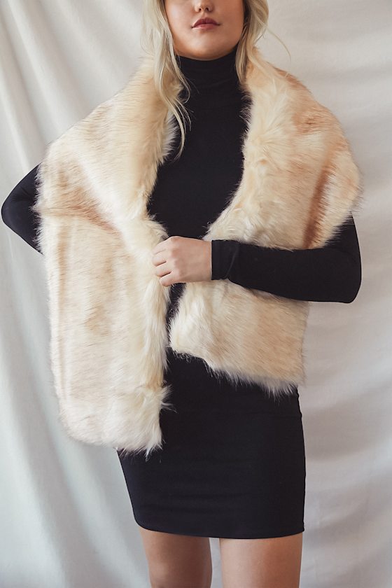 Never-Ending Elegance Ivory Faux Fur Stole 3
