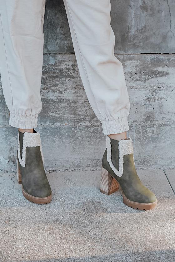 Dolce vita deals flat booties