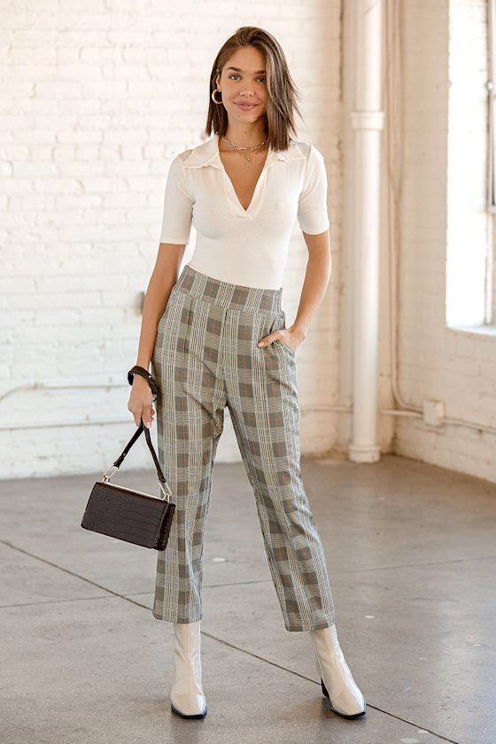white collared short