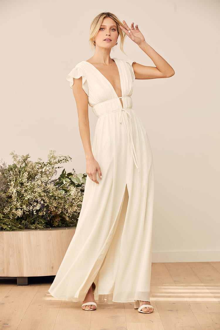I'm absolutely loving this cream-colored maxi dress with its flowy layers.  Not only is it incredibly comfortable, but it also has a touch…