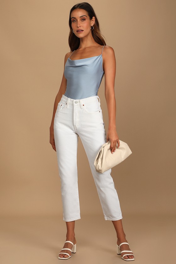 Cute ankle lehngth white jeans outfit with light blue satin top