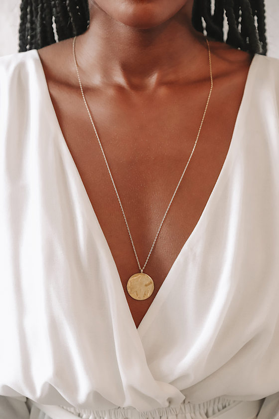 Simply Chic Gold Pendant Necklace 1