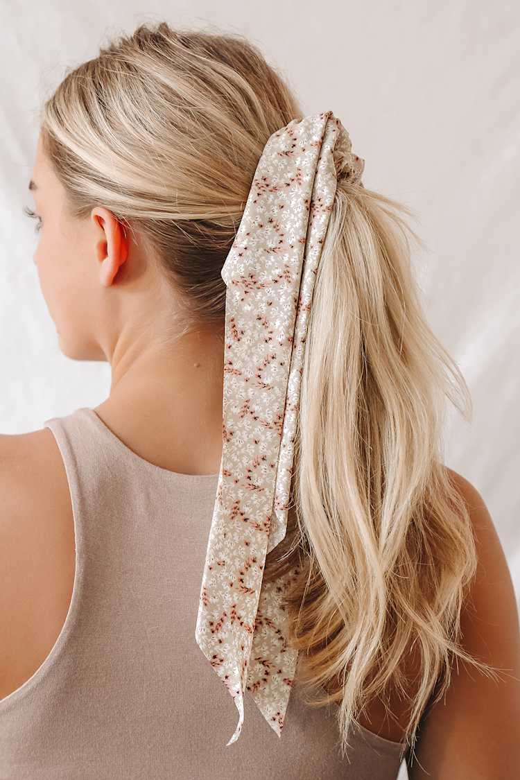Braid Scarf Tied Around Ponytail 50s Hairstyles Ponytail Scarf