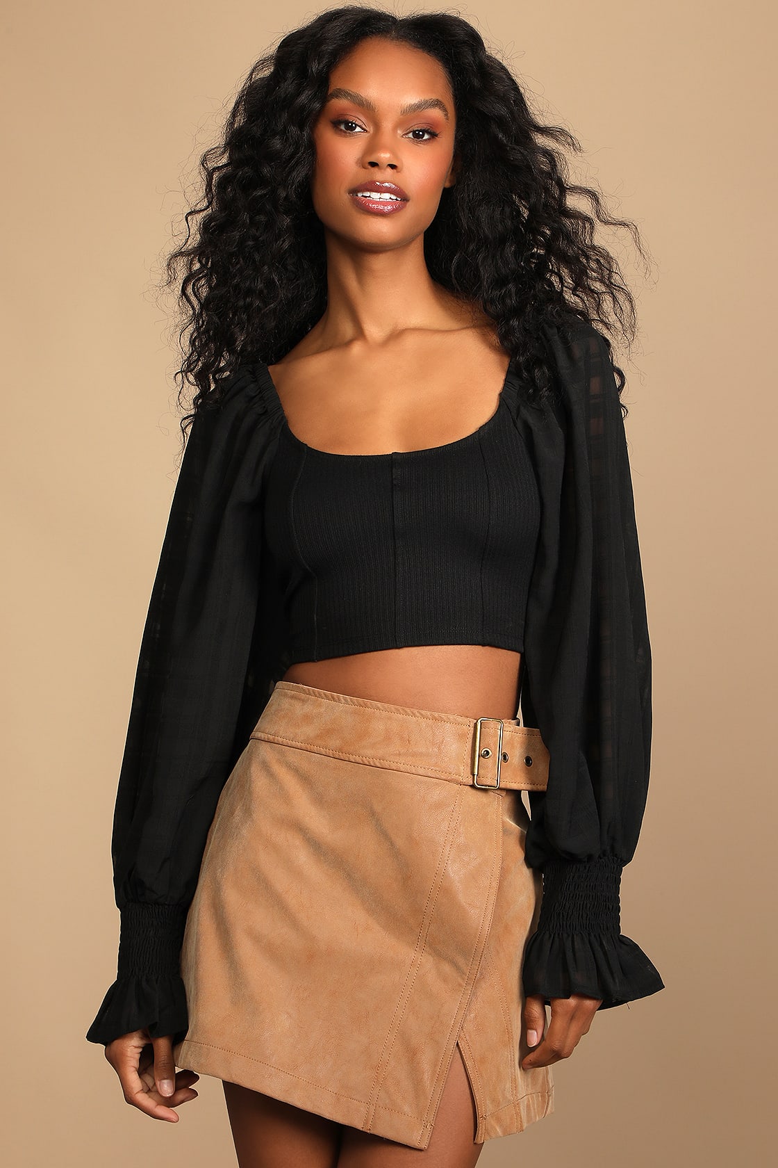 Charming Story Black Scoop Neck Long Sleeve Crop Top