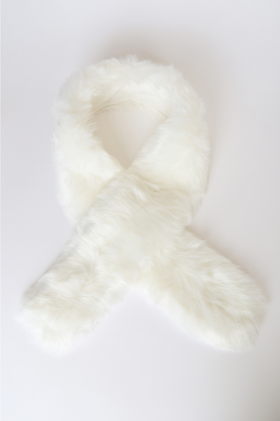 Elegant Details White Faux Fur Scarf 1