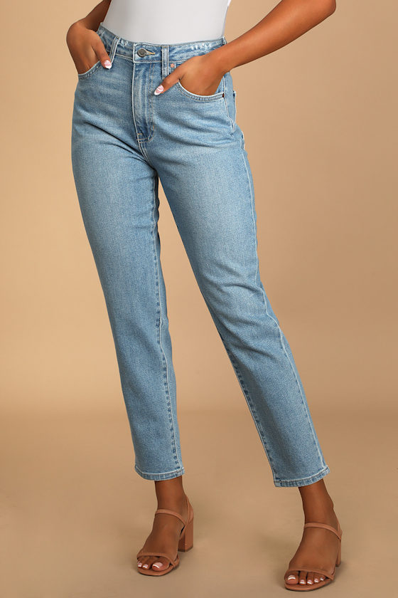 Forever a Classic Light Wash Denim High Rise Mom Jeans 4