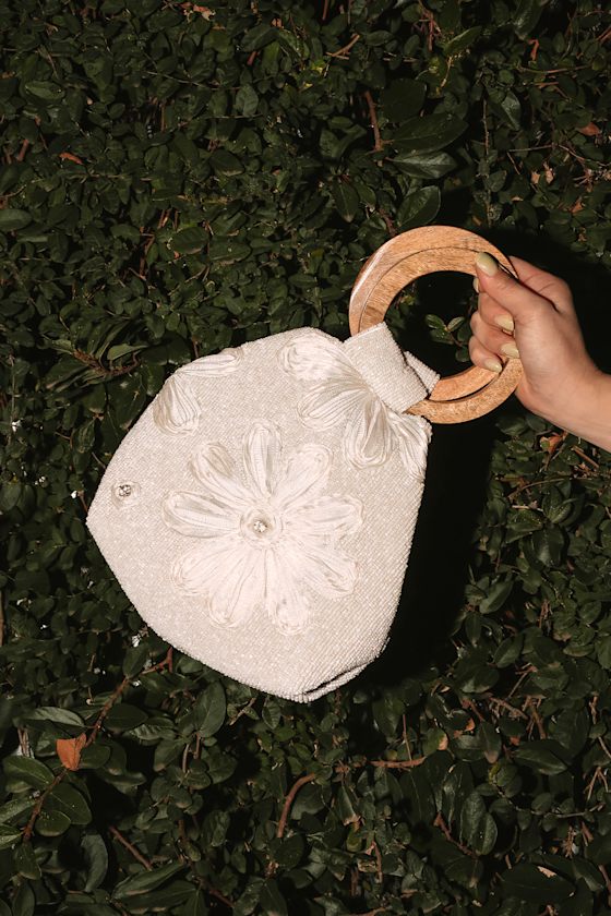 Stay Chic White Beaded Wood Handle Bag 1