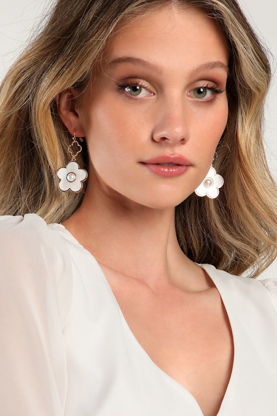 Peak Bloom Pearl and Gold Flower Earrings 1