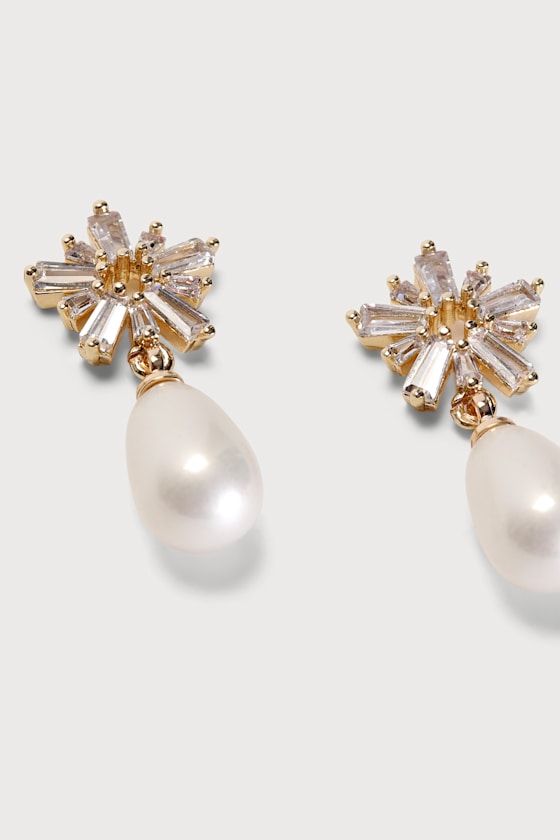 Pearl-fectly Pretty Gold Rhinestone Pearl Drop Earrings 2