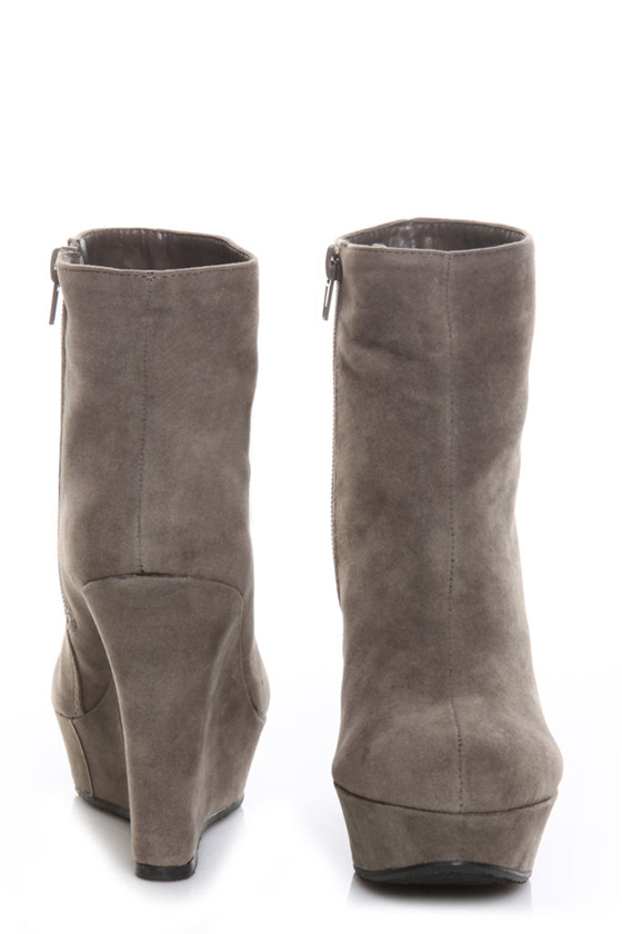 Bamboo Ceasar 01N Taupe Suede Wedge 