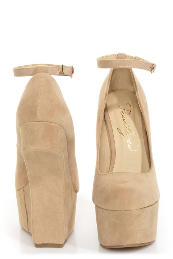 Privileged Riio Taupe Closed Toe Heelless Platforms