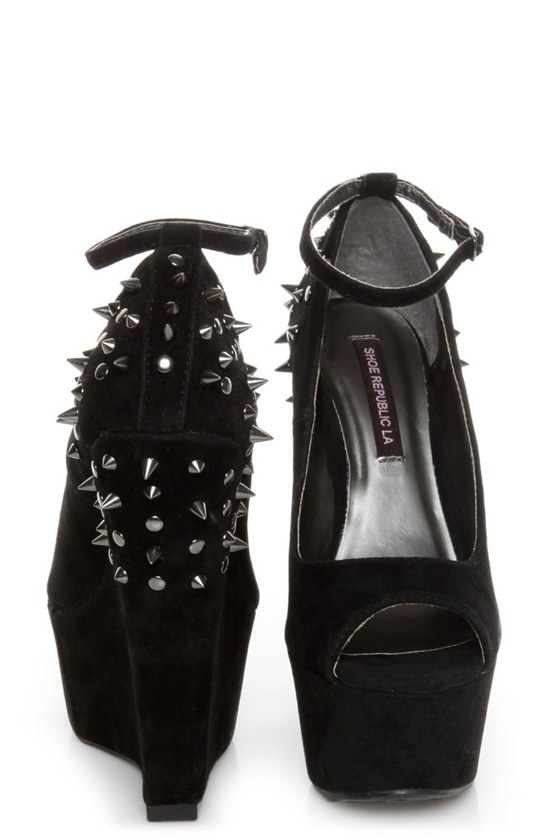 black spiked wedges