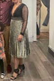 La falda es como se ve en la foto solo que corre pequeña de la cintura, recibí muchos elogios con ella en nuestra fiesta de acción de gracias - Dallyn P.