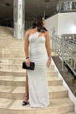 Entalle perfecto. La tela estira y se amolda a la figura. Hermoso. - Luz C.