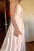 The material feels luxurious and gives off reflections in the light. It is well-made with 3 layers which gives it the necessary volume for a wedding dress. My favorite part is the pockets =
=
=
Feels like a cool bride already - Bao N.