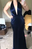 Runs a little big I wear a size 10 so bought a large, I'm 5'4 and 155lbs
Reminds me of old Hollywood glamour style! - Kellie T.